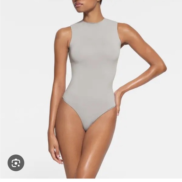 Set of two Skims Essential crew neck sleeveless bodysuits - Picture 4 of 4